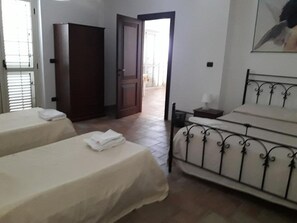 Escritorio, insonorización, wifi gratis y ropa de cama