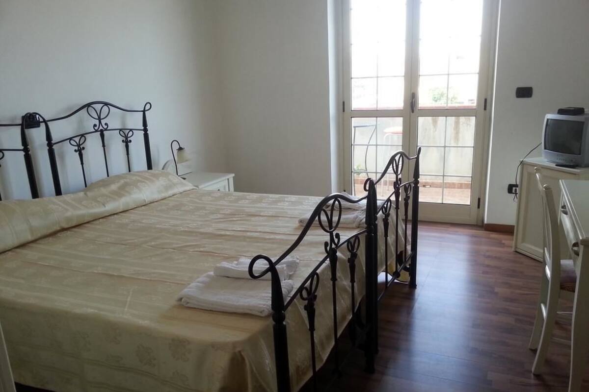 Escritorio, insonorización, wifi gratis y ropa de cama