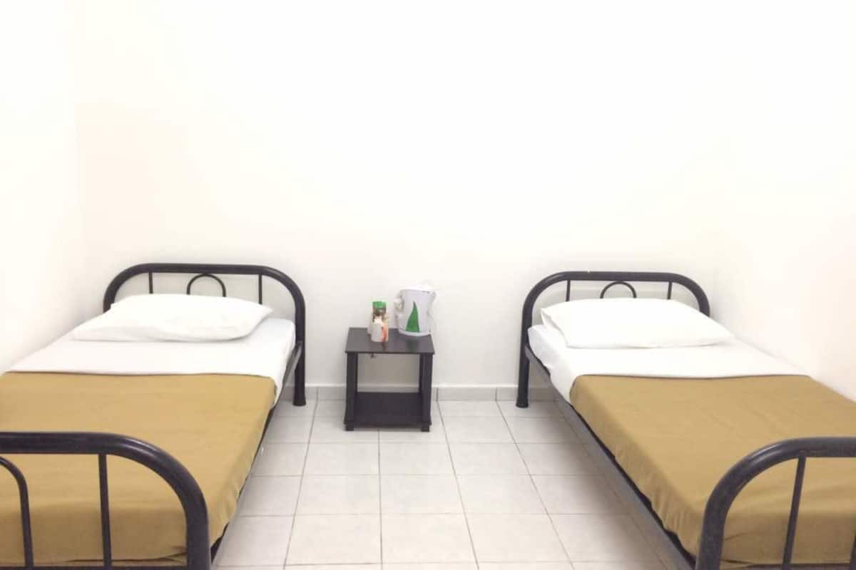 Iron/ironing board, rollaway beds, free WiFi