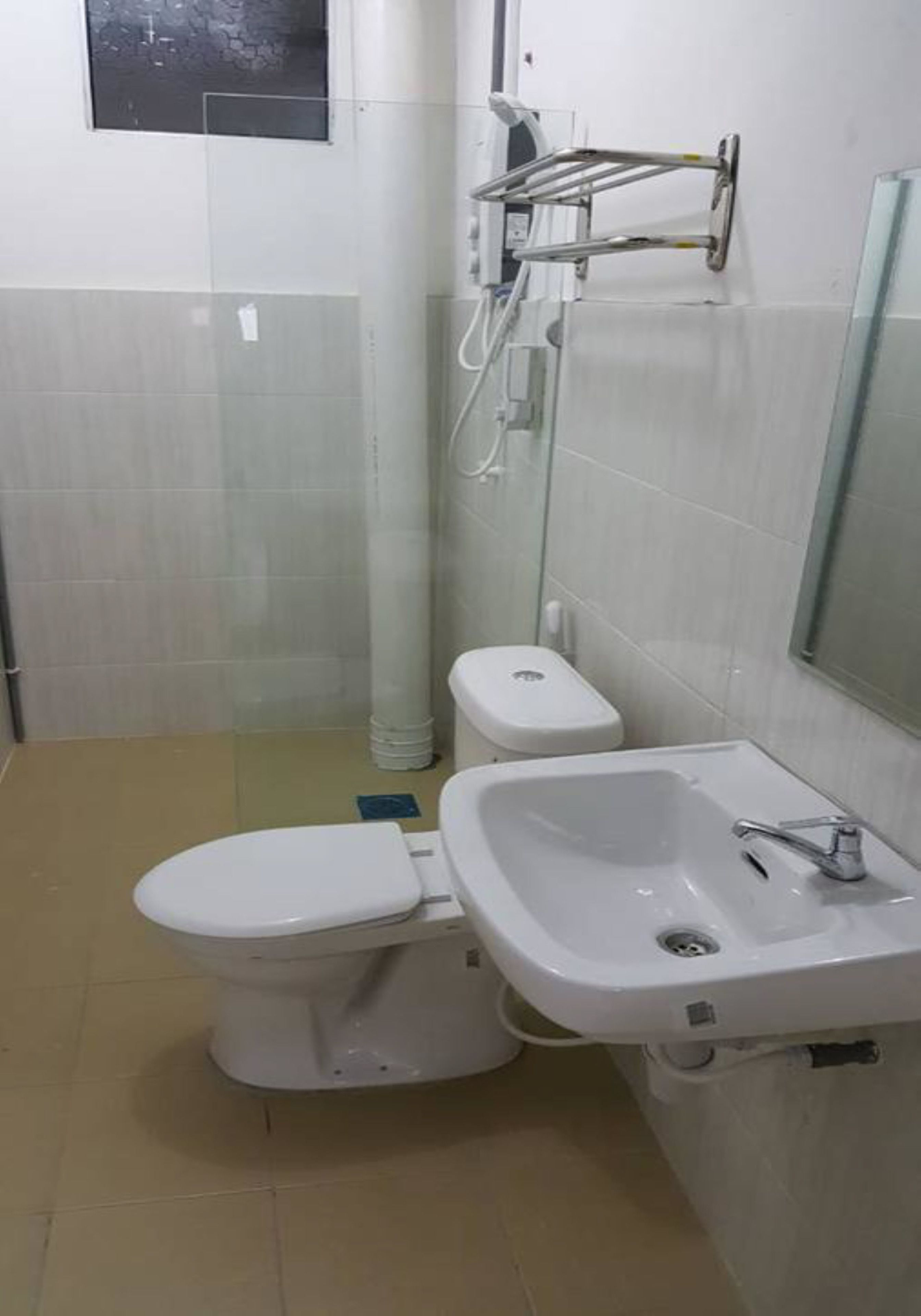 Shower, rainfall showerhead, towels, shampoo