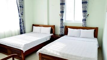 Vierbettzimmer | Schreibtisch, laptopgeeigneter Arbeitsplatz, Verdunkelungsvorhänge