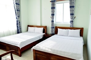 Quadruple Room | Meja, ruang kerja komputer riba, langsir/tirai gelap terus, kalis bunyi 