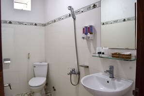 四人房 | 浴室 | 淋浴設備、淋浴花灑、免費盥洗用品、吹風機