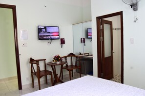 Standard Room | Meja, ruang kerja komputer riba, langsir/tirai gelap terus, kalis bunyi 
