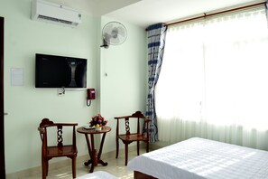Quadruple Room | Desk, laptop workspace, blackout drapes, soundproofing - Khach San Huong Giang (Ho Chi Minh City)