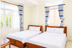 Habitación cuádruple | Escritorio, espacio para trabajar con laptop y cortinas blackout