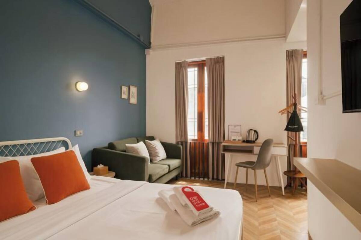 Cortinas blackout, wifi gratis y ropa de cama