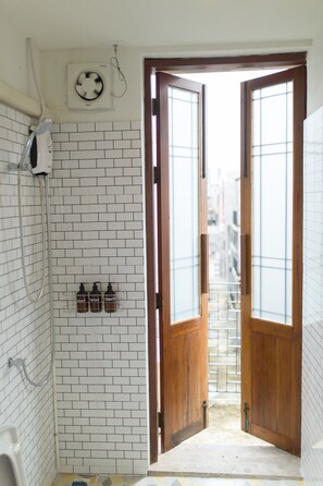 King Room (Type D) | Salle de bain | Douche, articles de toilette gratuits, sèche-cheveux, chaussons