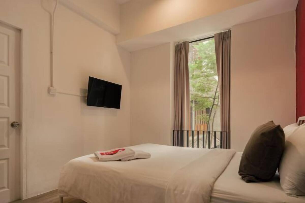 Cortinas blackout, wifi gratis y ropa de cama