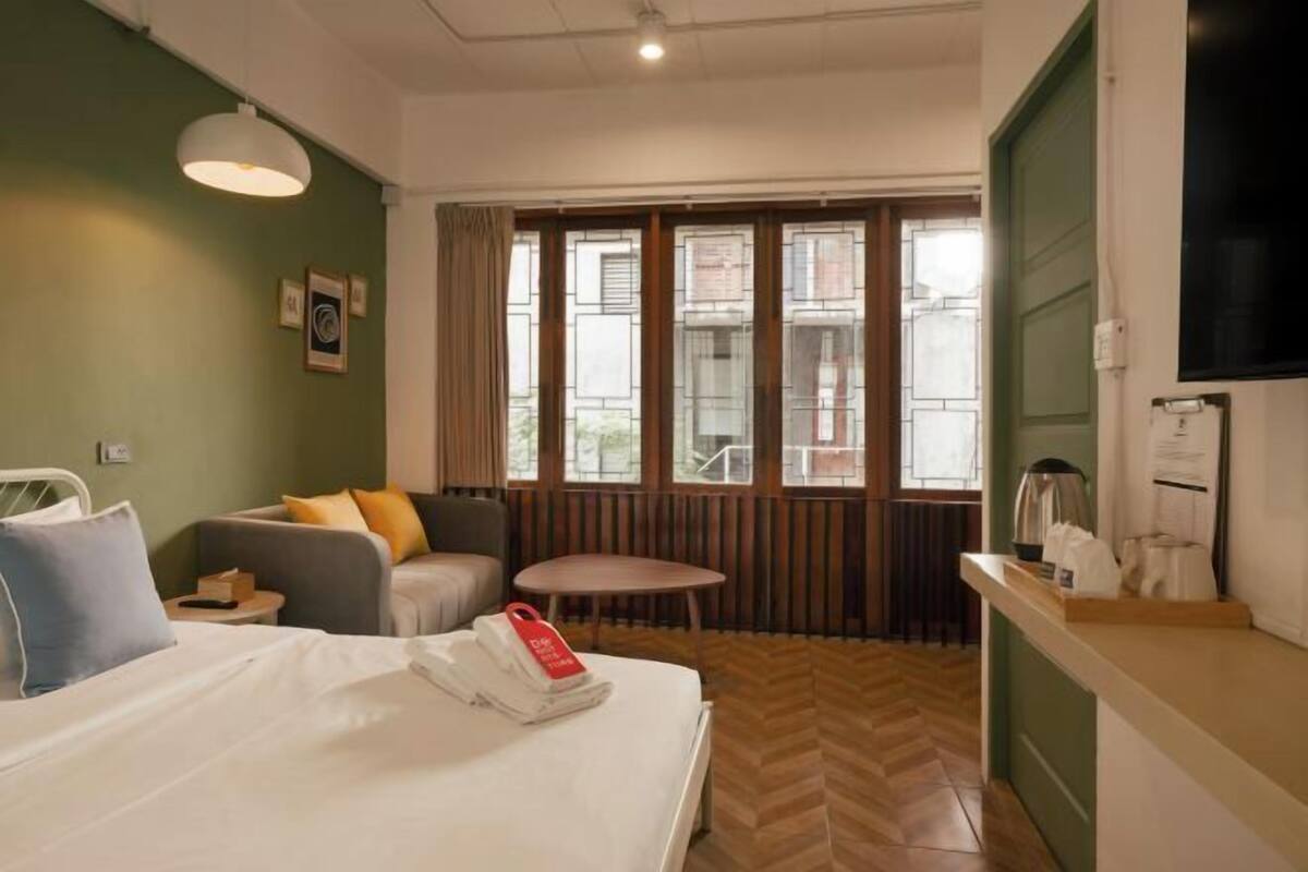 Cortinas blackout, wifi gratis y ropa de cama