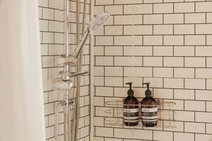 Douche, articles de toilette (gratuits), séchoir à cheveux