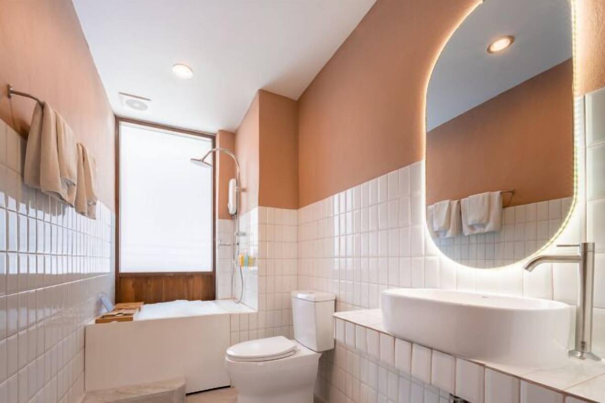 Baño | Regadera, amenidades de baño gratuitas, secadora de cabello, pantuflas