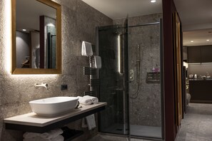 Apartament de luxe, 1 llit de matrimoni gran, cuina | Bany | Articles de tocador gratuïts, assecador de cabells i barnussos 