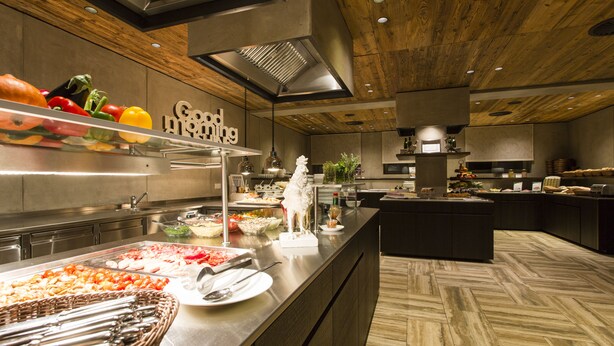 Cozinha moderna com serviço de buffet, apresentando diversos alimentos e utensílios.