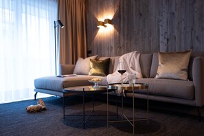 Luxury Apartment, 2 Bedrooms, Kitchen | Living area | Flat-screen TV - SISSI SUITES luxury apartments (Mayrhofen)