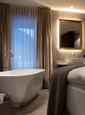 Luksusleilighet, 1 kingsize-seng, kjøkken | Bad | Toalettartikler (inkludert), hårføner, badekåper og håndklær