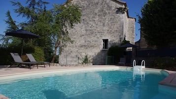 Piscina externa sazonal, funciona das 10h às 21h, guarda-sóis
