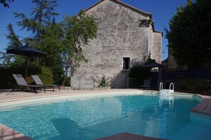 Sesongbasert utendørsbasseng, bassengparasoller og solsenger