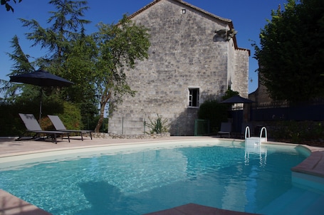 Kolam renang outdoor musiman, dengan payung kolam renang