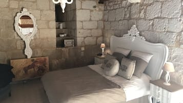 Double Room | Individually decorated, individually furnished, blackout drapes