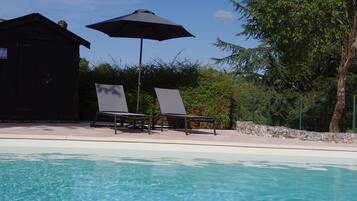 Sæsonbestemt udendørs pool, åben fra kl. 10.00 til kl. 21.00, parasoller