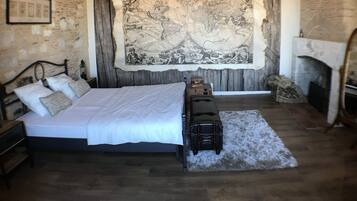 Royal Apartment, 3 Bedrooms | Individually decorated, individually furnished, blackout drapes