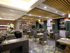 Daily buffet breakfast (CNY 38 per person)