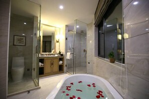 Family Suite | Bathroom | Free toiletries, hair dryer, slippers