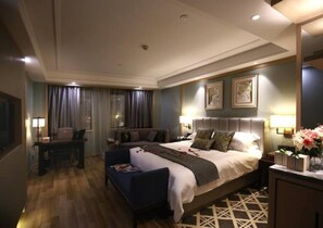 Family Suite | Minibar, desk, blackout drapes, free WiFi