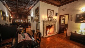 Una habitación acogedora con chimenea, muebles de madera y una zona de bar.