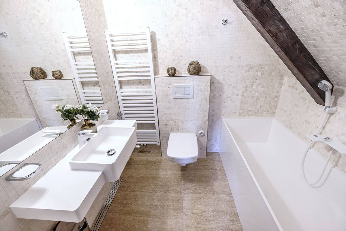 room (deluxe king 305) | bathroom | deep-soaking bathtub, hydromassage showerhead, free toiletries