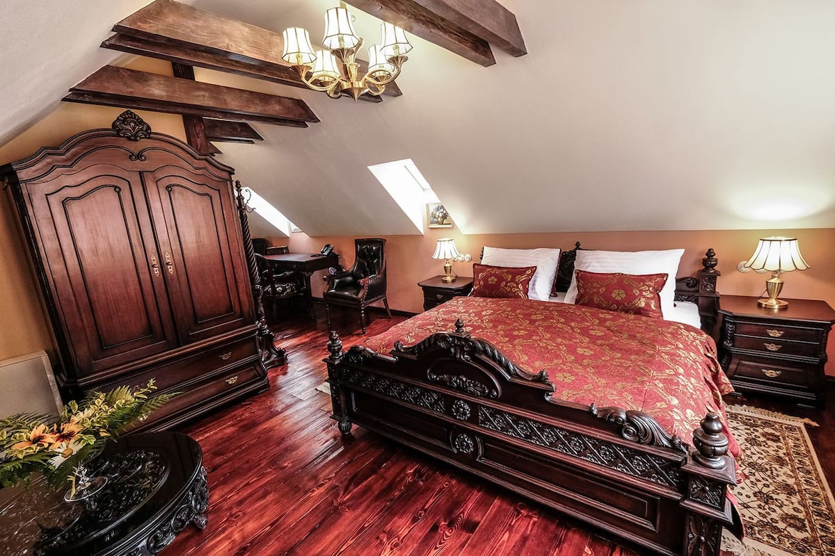 Room (Deluxe King 206) | Egyptian cotton sheets, premium bedding, in-room safe