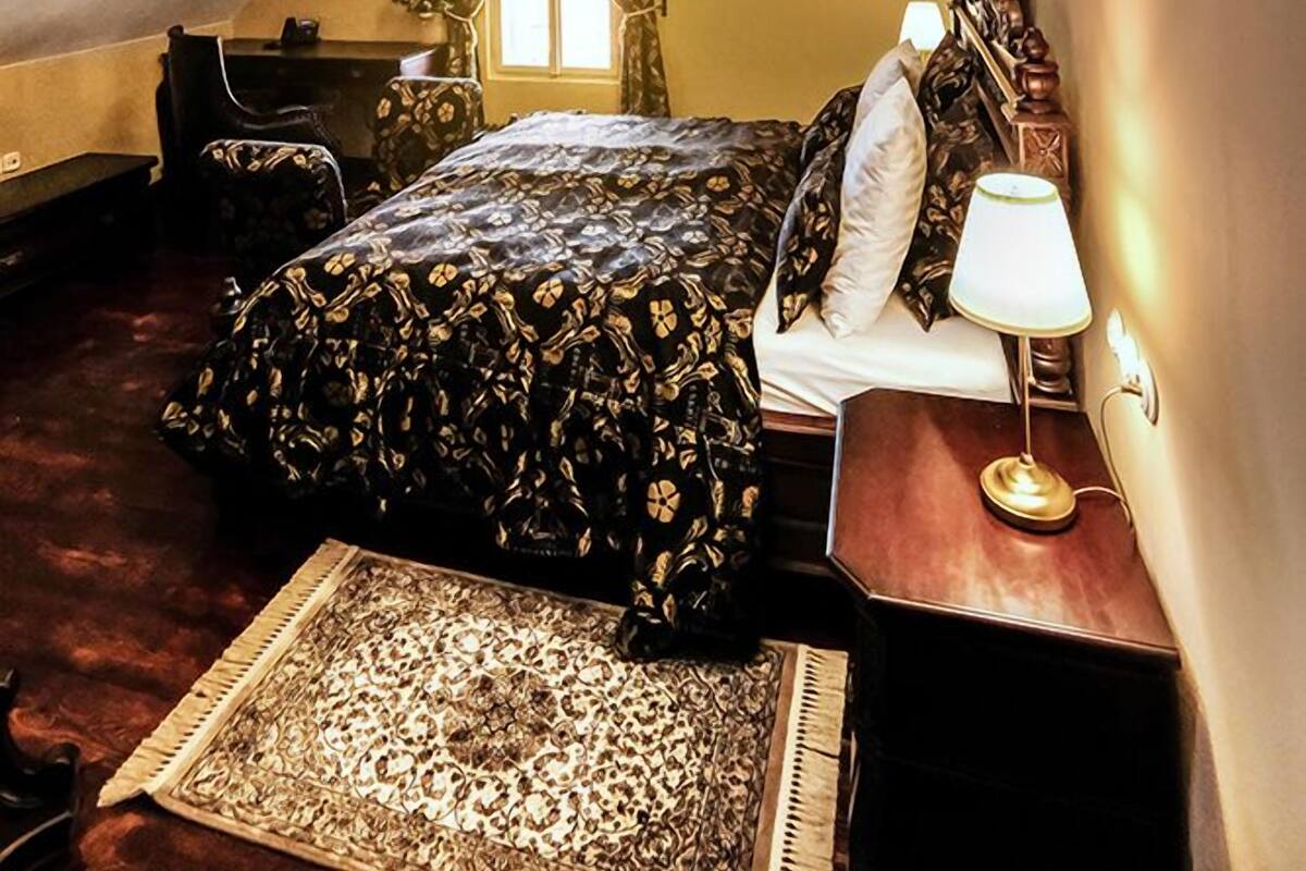 Room (Deluxe King 305) | Egyptian cotton sheets, premium bedding, in-room safe, blackout curtains