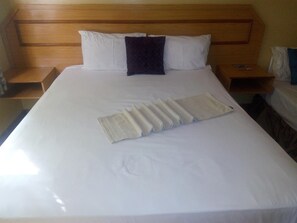 Ropa de cama de alta calidad, minibar, escritorio y cortinas blackout