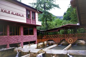 Front of property - Isikli Kale Otel (Çaykara)