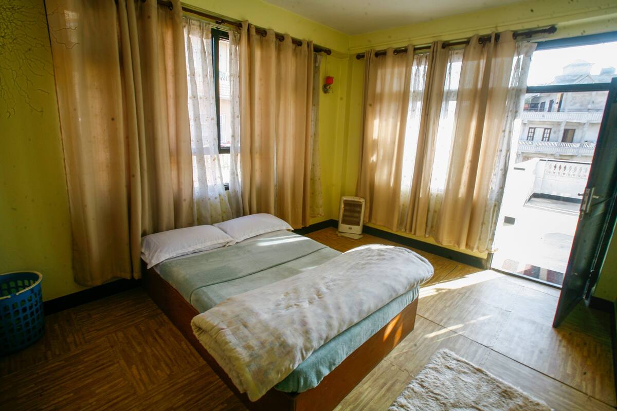 Basic Single Room, 1 Twin Bed, Non Smoking, Hill View | In-room safe, WiFi (free), individually decorated