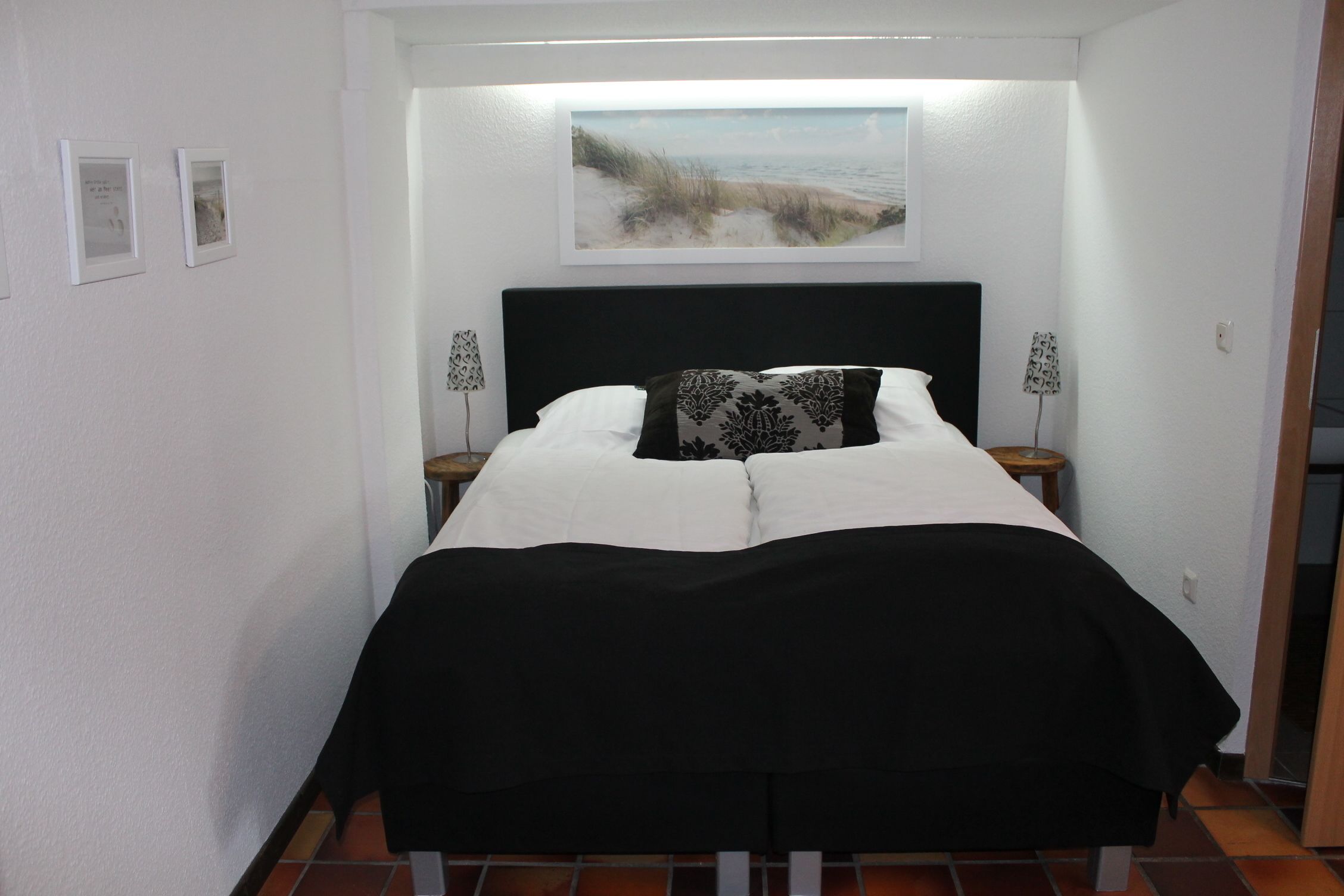 Individualmente mobiliados, escrivaninha, cortinas blackout