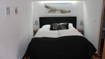 Individuell eingerichtet, Schreibtisch, Verdunkelungsvorhänge