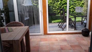 Family Apartment, 2 Bedrooms (no pets) | Wohnbereich | Flachbildfernseher