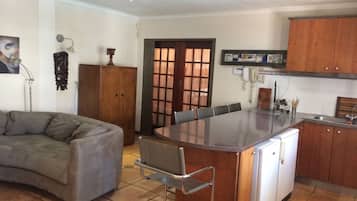 Quarto família, banheiro privativo | Área de estar