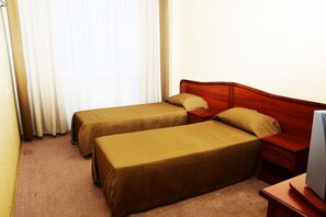 Quarto duplo clássico | Cofres nos quartos, individualmente mobiliados, escrivaninha