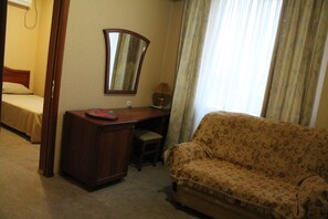 Quarto quádruplo família | Área de estar | TV de tela plana