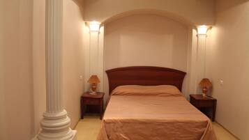 Suite | Coffres-forts dans les chambres, ameublement personnalisé, bureau