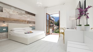 Une chambre moderne avec un lit, une chaise et une vue sur l’extérieur.