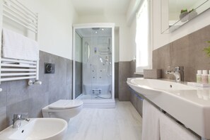 A modern bathroom with a walk-in shower, a bidet, a sink, and a toilet. - Alehouse (Sorrento)