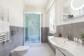 Gratis toiletartikelen, een haardroger, pantoffels, een bidet