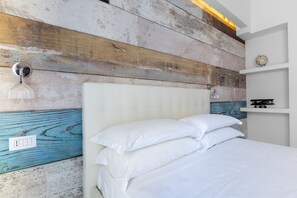 Deluxe Double Room | Minibar, in-room safe, individually decorated, individually furnished - Alehouse (Sorrento)