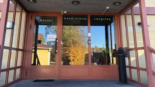 The entrance to Hällsta Home hostel with signs for 'Hostel', 'Vandrarhem', and 'Longstay' accommodation options. - Hållsta Home Vandrarhem - Hostel (Husby-Rekarne)