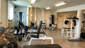 A gym with various exercise equipment, including dumbbells, benches, and weight machines. - Hållsta Home Vandrarhem - Hostel (Husby-Rekarne)