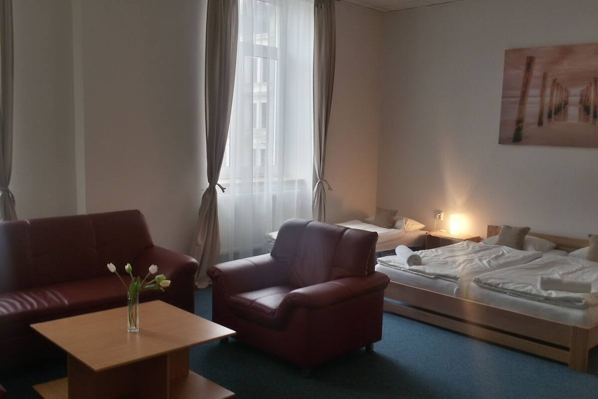Suite ( 3 Guests) | Minibar, tabla de planchar con plancha, wifi gratis y ropa de cama